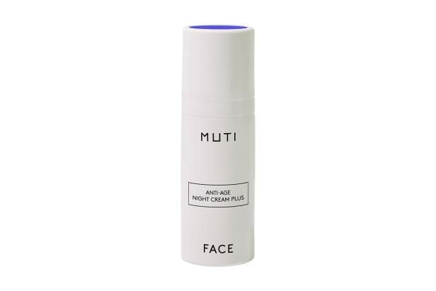 Weiße Flasche mit der Aufschrift „MUTI Anti-Age Night Cream Plus FACE“ auf schlichtem Hintergrund.