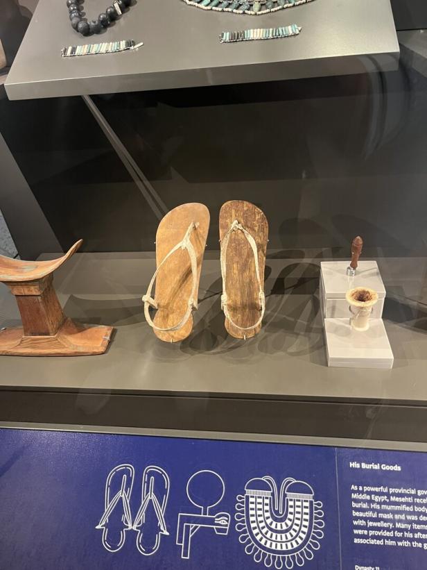 Schuhe, die wir moderne Fliplops aussehen sind im Museum ausgestellt. Sie sind 4.000 Jahre alt.