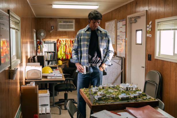 Schauspieler Jacob Elordi in der 3. Staffel der Erfolgsserie "Euphoria"- er trägt ein Karohemd aus Leder von Bottega Veneta