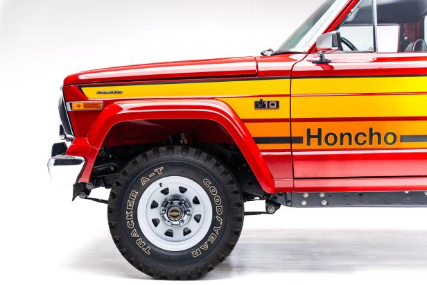 Roter Geländewagen mit gelben Streifen, großem Schriftzug „Honcho“ und robustem Reifen von Goodyear.