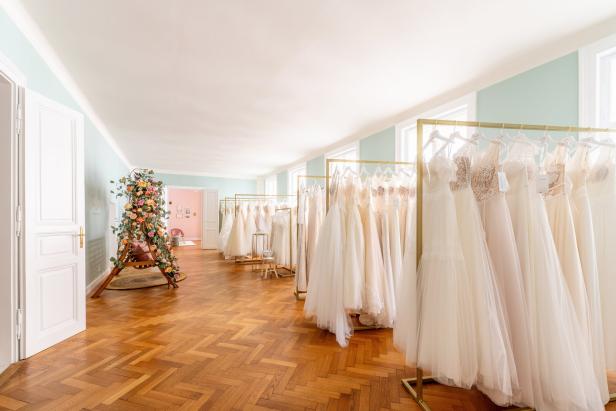 Im Brautmodengeschäft von Saria Stark gibt es eine riesige Auswahl.