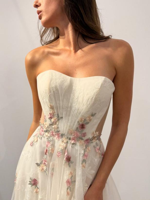 Schulterfreie Robe mit Blumenmuster von Lina Becker Germany.