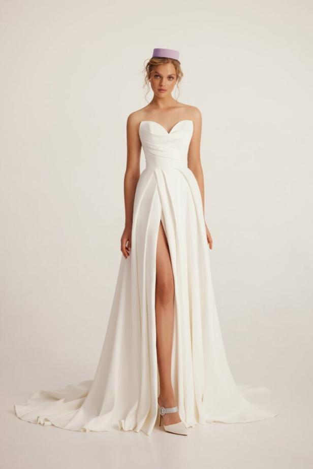 Elegant und bodenlang mit Beinschlitz – von Ariamo. 