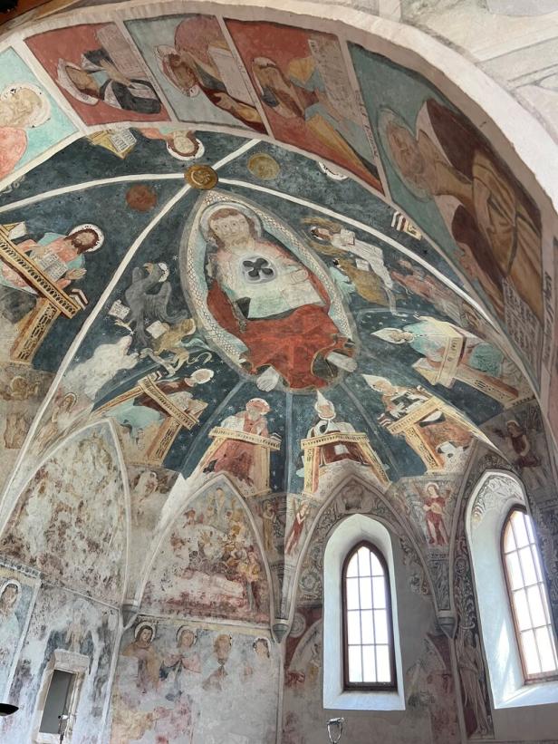 Fresken aus dem 15. Jahrhundert in der Kirche von Lavin im Kanton Graubünden.