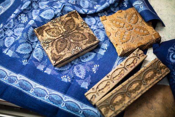 Druckmodeln liegen auf einem Blaudruck-Stoff
