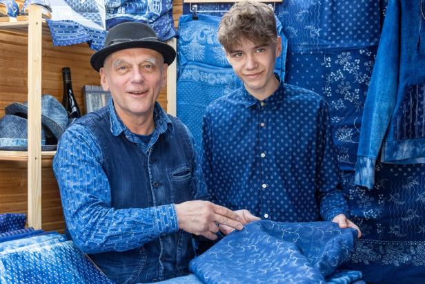 Josef Koo und Sohn Jan-Joseph drucken im Burgenland, reisen aber zum Färbermarkt mit ihrer Ware an