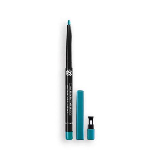Ein türkisfarbener, wasserfester Eyeliner-Stift von Yves Rocher liegt mit Kappe und Anspitzer auf weißem Grund.