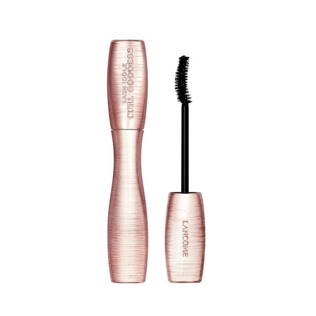 Eine geöffnete Lancôme Mascara "Lash Idôle Curl Goddess" in Roségold liegt vor einem weißen Hintergrund.