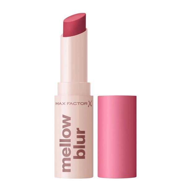 Ein geöffneter Max Factor Lippenstift "Mellow Blur" in Rosa steht neben dem abgenommenen Deckel.