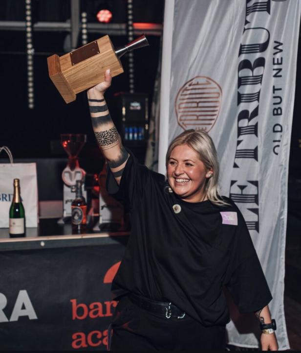 Dominika Piotrowska mit ihrem „Coffee in Good Spirits“-Championship-Award. 