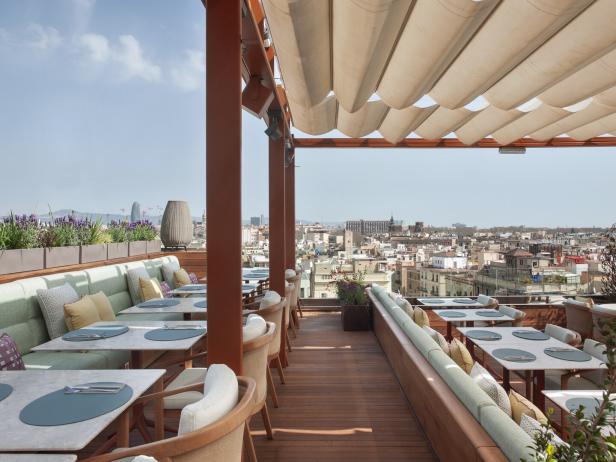 Eine Dachterasse mit Blick über Barcelona
