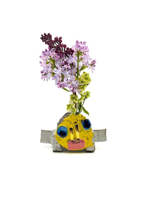 Eine Keramikvase in gelb und lila