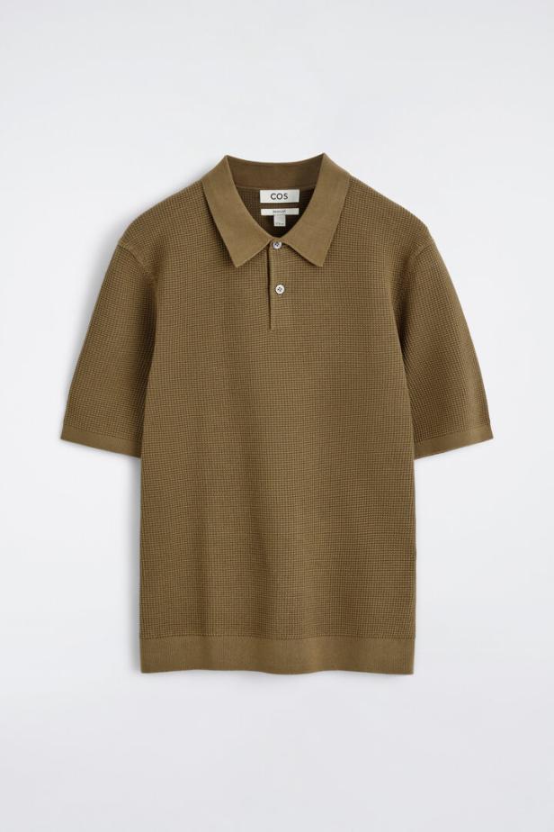 Ein olivfarbenes Poloshirt