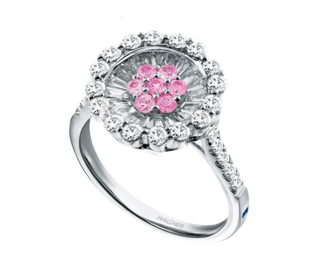 Ein silberner Ring mit rosa und weißen Steinen ist auf einem weißen Hintergrund zu sehen.