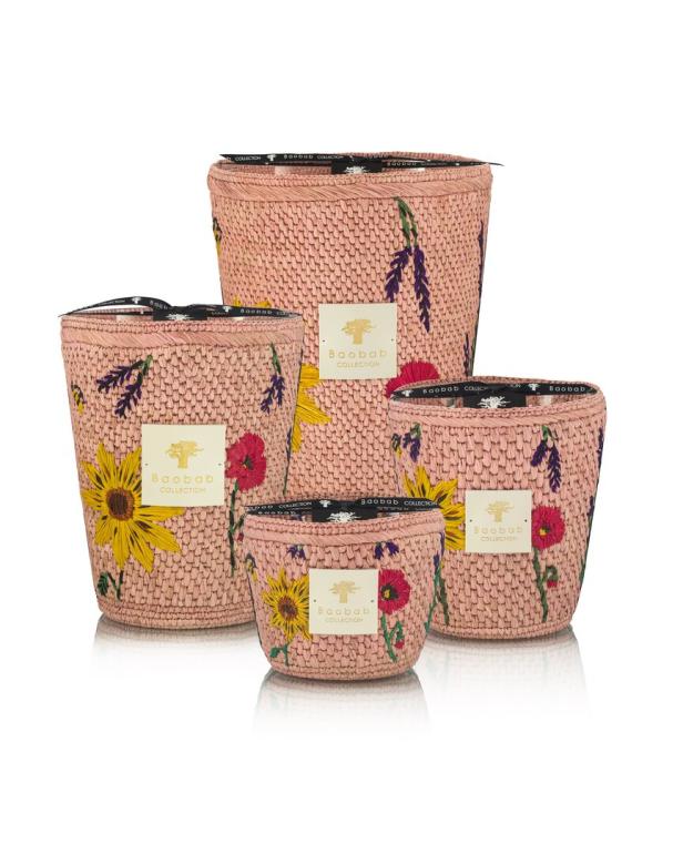 Vier rosafarbene, geflochtene Körbe mit bunten Blumenmustern und goldenen Etiketten stehen nebeneinander.