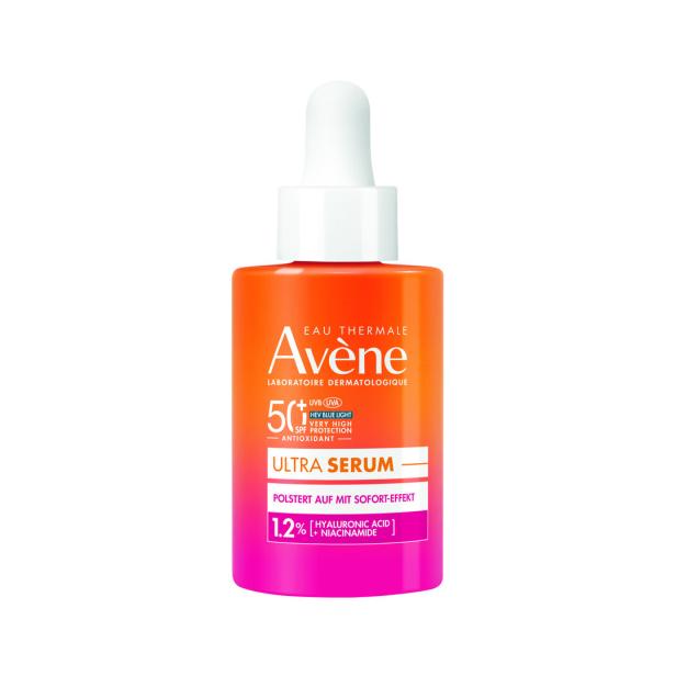 Ein orangefarbenes Serumfläschchen mit weißer Pipette und Aufschrift „Avène Ultra Serum“ sowie Angaben zu UV-Schutz und Inhaltsstoffen.