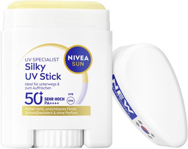 Ein geöffneter Nivea Sun UV-Stick mit Lichtschutzfaktor 50+, daneben liegt der weiße Deckel.