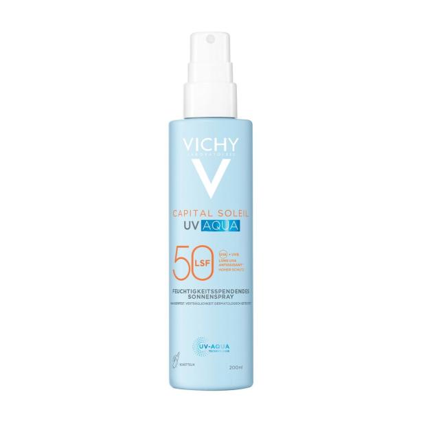 Hellblaue Sprühflasche mit weißem Deckel, Aufschrift „Vichy Capital Soleil UV Aqua LSF 50 Feuchtigkeitsspendendes Sonnenspray“.
