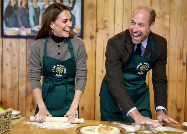 Kate und William lachen beim Teig ausrollen in der Long Meadow Farm.