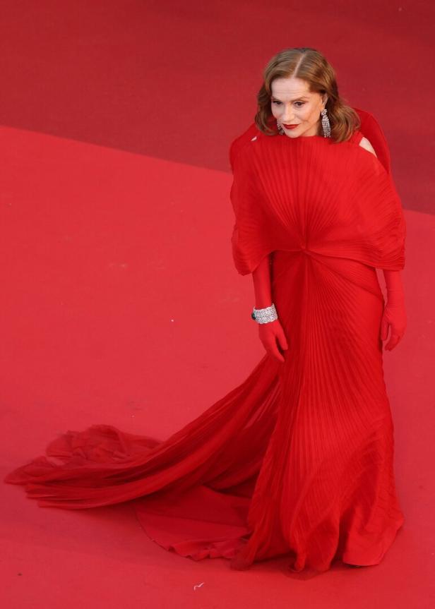 Isabelle Huppert im roten Plissée-Kleid mit Schleppe