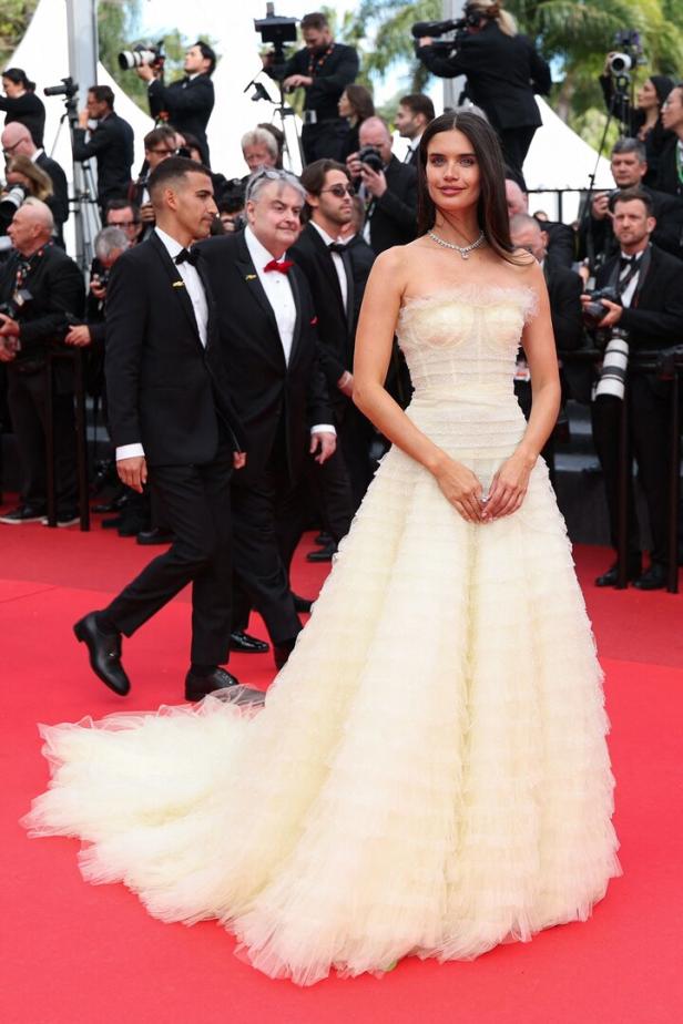 Sara Sampaio bezaubert in einer weißen Robe von Miu Miu.