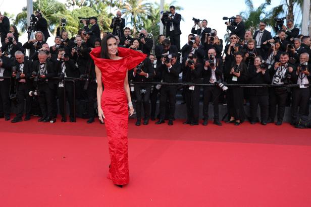 Demi Moore im knallroten Kleid von Gucci