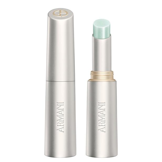 Zwei silberfarbene Lippenpflegestifte mit mintgrünem Inhalt und dem Schriftzug „Armani“ auf der Hülle.