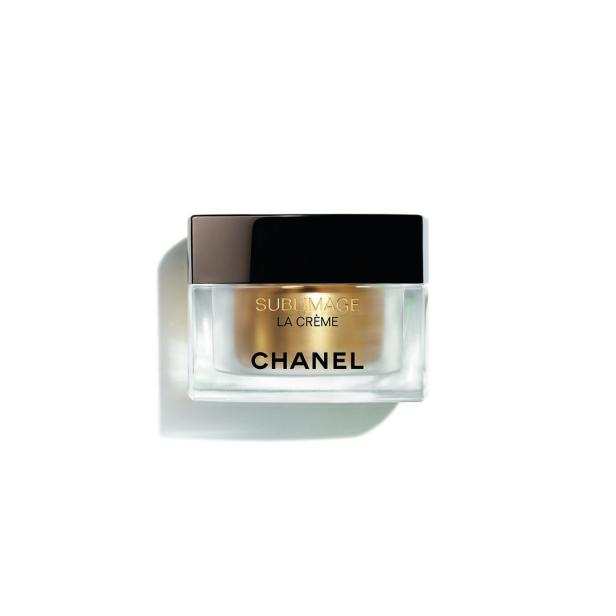 Ein Tiegel Chanel Sublimage La Crème steht vor einem weißen Hintergrund.