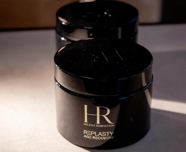 Zwei schwarze Tiegel der Replasty Age Recovery Creme von Helena Rubinstein auf einem Tisch.