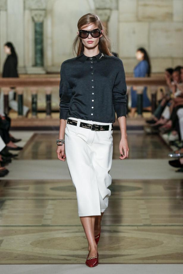 Bitte ein Polo.  Pretty preppy!  Tory Burch liebt die  Kombi Poloshirt und  Bleistiftrock. Der Polosaum wird jetzt unbedingt in Rock oder Hosensaum gesteckt.  So schick! .