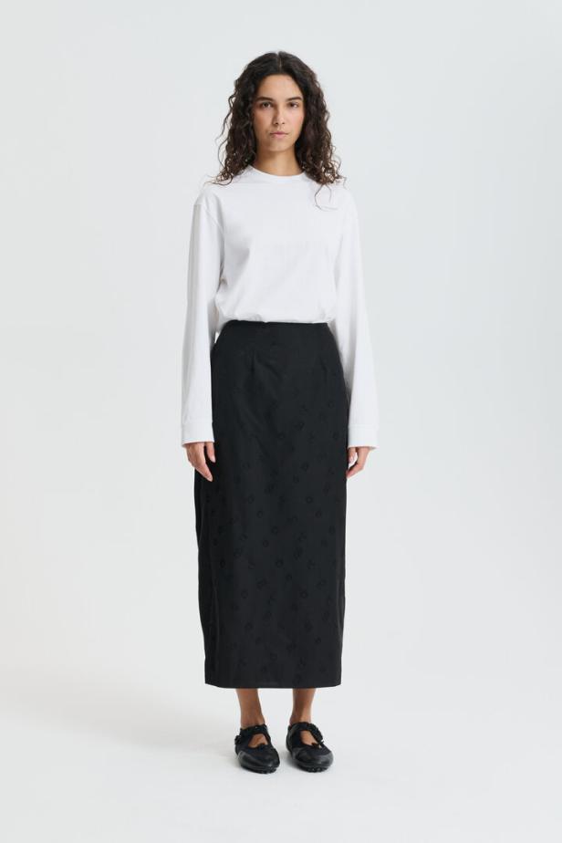 Scandi-Style.   Blütenweißes Langarmshirt, knöchellanger Rock, flache Schuhe mit kleinen Blümeleien. Typisch Cecilie Bahnsen. Möcht’ ich alles, ganz genau so.