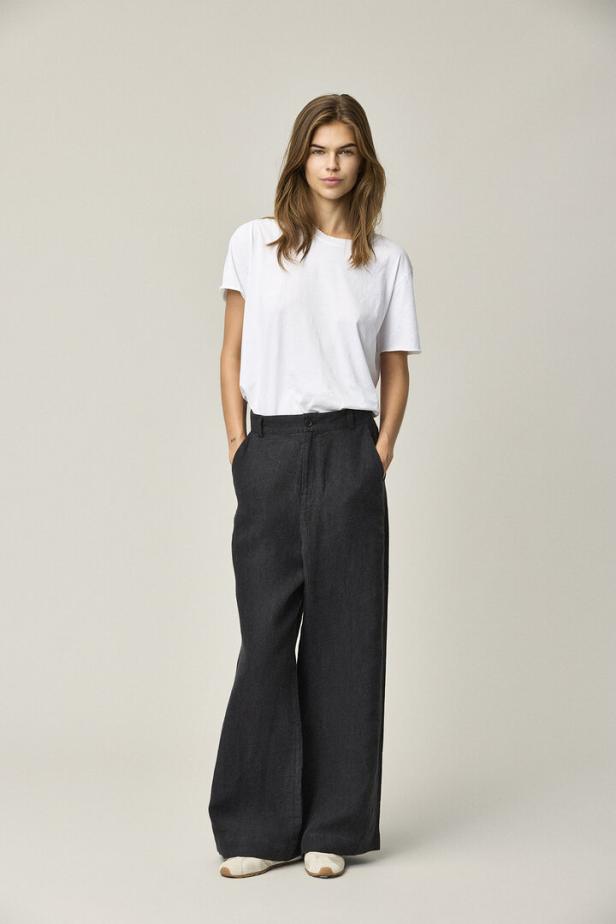 Monochrom mit Raffinesse. Mein skandinavisches Lieblingslabel Kristensen du Nord kombiniert weite Hose mit klassischem T-Shirt – ein Look für meine Ewigkeit.