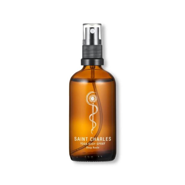 Braune Sprühflasche mit schwarzem Sprühkopf und weißer Aufschrift „Saint Charles Yoga Body Spray Deep Roots“.