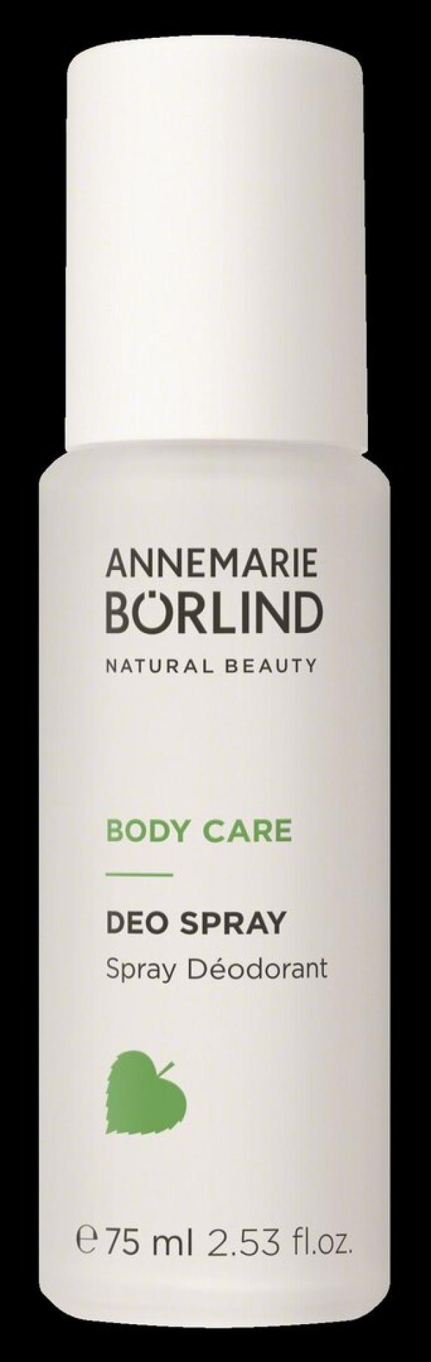 Eine Flasche Annemarie Börlind Deo Spray mit grünem Blatt-Symbol steht vor schwarzem Hintergrund.
