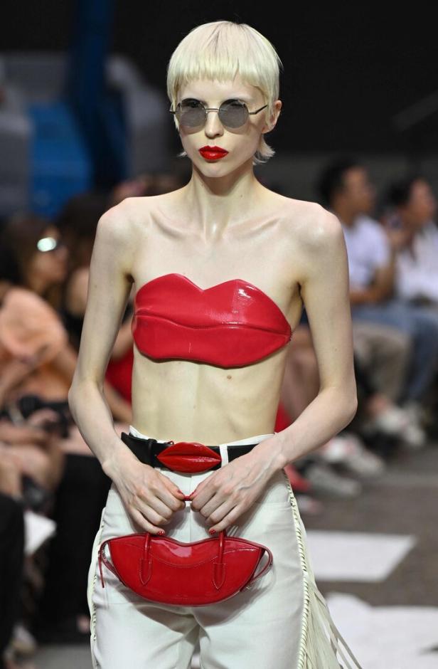 Model mit blonden Micro Bangs
