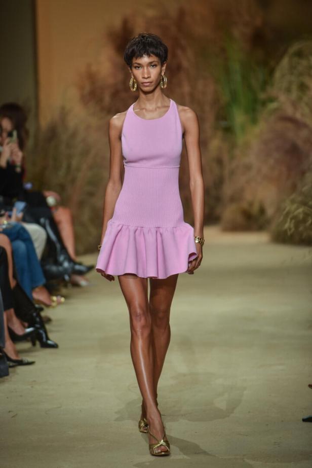 Micro Bangs auf dem Catwalk: Ein kurzer Pony steht für einen mutigen Look.  