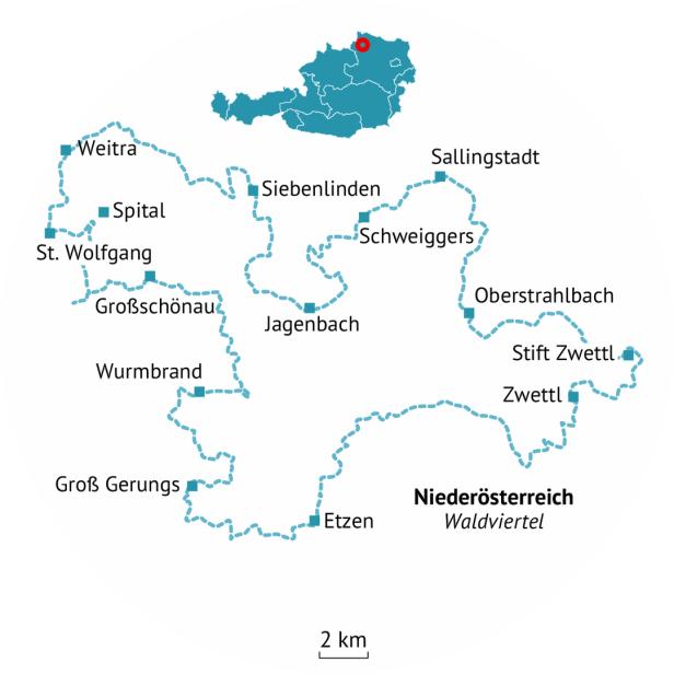 Eine Karte zeigt eine Wanderroute durch das Waldviertel in Niederösterreich, mit Orten wie Zwettl und Weitra.
