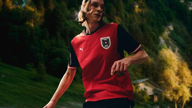Ein Fußballer im rot-schwarzen Nationaltrikot der Österreicher.