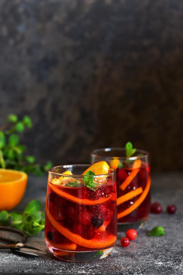 Tee mit Beeren und Früchten, eisgekühlt in einem Glas angerichtet. 