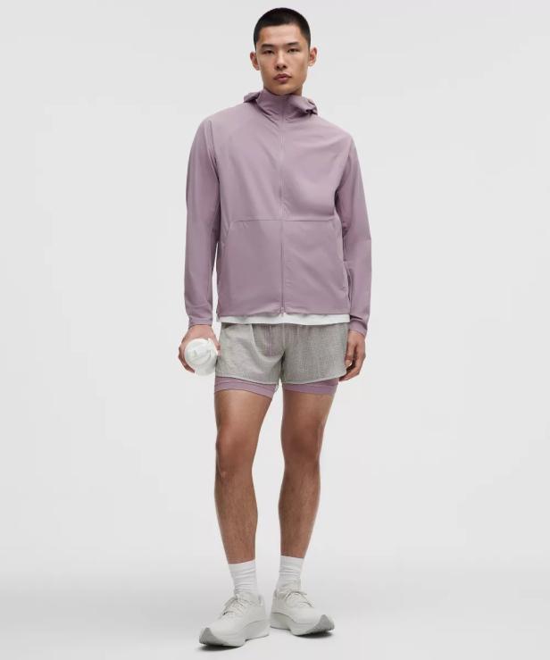 Mann in Lululemon