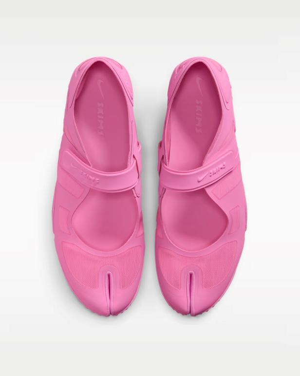 Pinke NikeSkims Schuhe die aussehen wie ein Mix aus Badeschuhen und Ballerinas