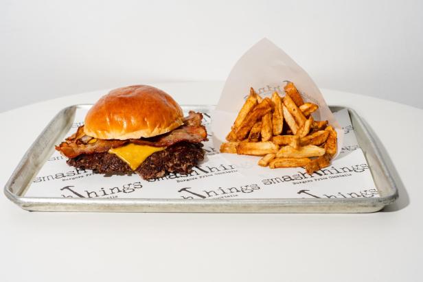 Der beste Burger der Welt: ein Triple-Bacon-Cheese-Smash-Burger, besteht aus Wagyu-Fleisch, Speck, Zwiebeln, Cheddar und Thousand-Island-Soße. 