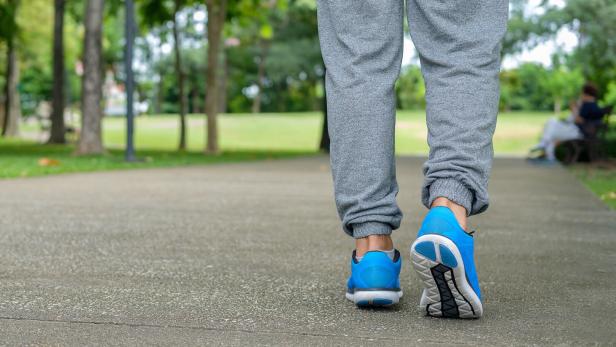 Untrainierte profitieren vom "Japanese Walking": Der Kalorienverbrauch ist höher und schneller als beim normalen Gehen.