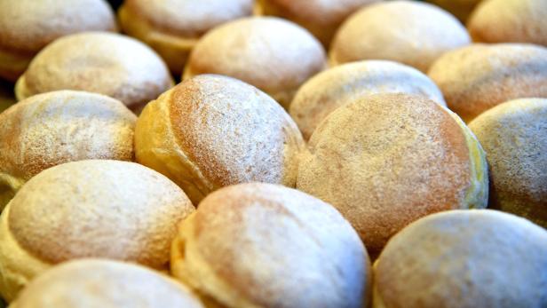 Nahaufnahme von Berlinern mit Puderzucker.