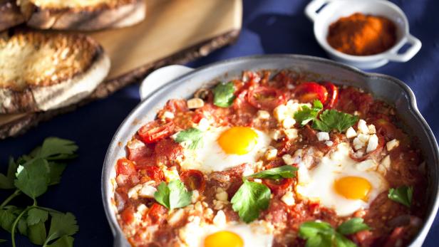Shakshuka mit Brot und Petersilie