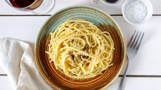 Ein Teller voll Pasta Cacio e Pepe: Das römische Traditionsrezept besteht aus nur drei Zutaten. 