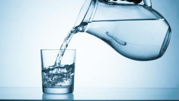Es ist empfehlenswert, Wasser in seiner natürlichen Form zu trinken.