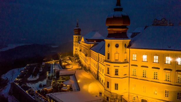 Der Adventmarkt im Stift Göttweig bei Nacht.