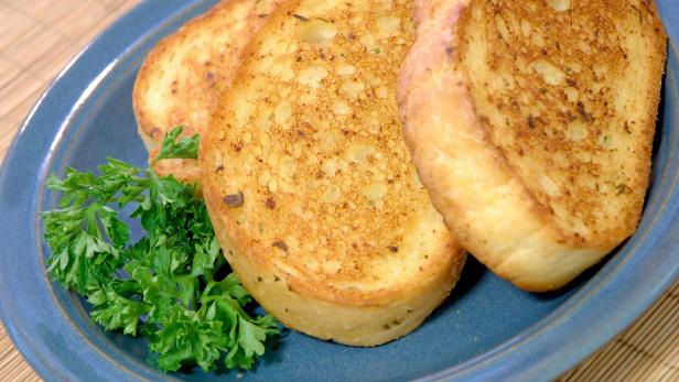 blauer Teller mit Brot und Petersilie