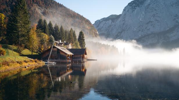 Nebelverhangene Herbstlandschaft in Bad Aussee am See